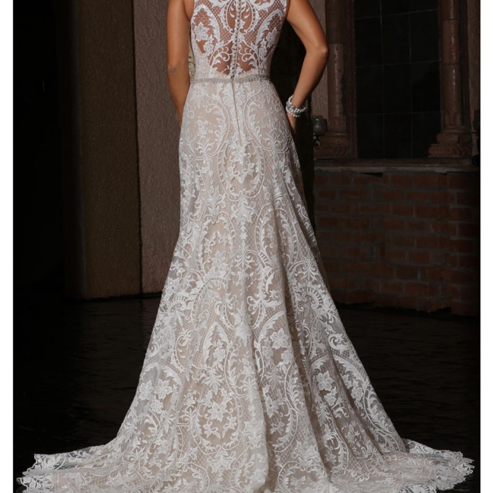 Exquisite Lace Bridal Gown in Cream
